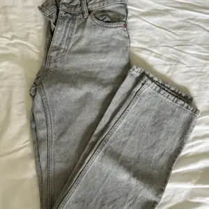  Jeansen är i nytt skick och inga defekter. Jeansen är från Gina tricot och original pris var 499kr modellen heter low straight jeans i en ljus grå färg. 