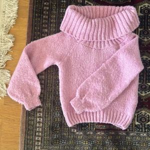 Trendig Gina tröja - Hejj! Nu säljer jag gina tröjan som var trendig för ett tag sen, seljer den få jag inte fått användning för den, den har även inga defekter kontakt vid intresse😘