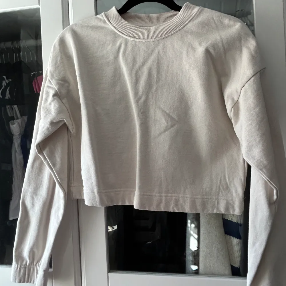 Croppad tröja från H&M. Strl S. Aldrig använd. 50kr. Tröjor & Koftor.