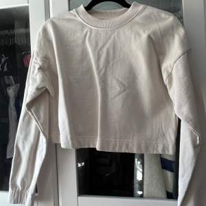Croppad tröja från H&M. Strl S. Aldrig använd. 50kr