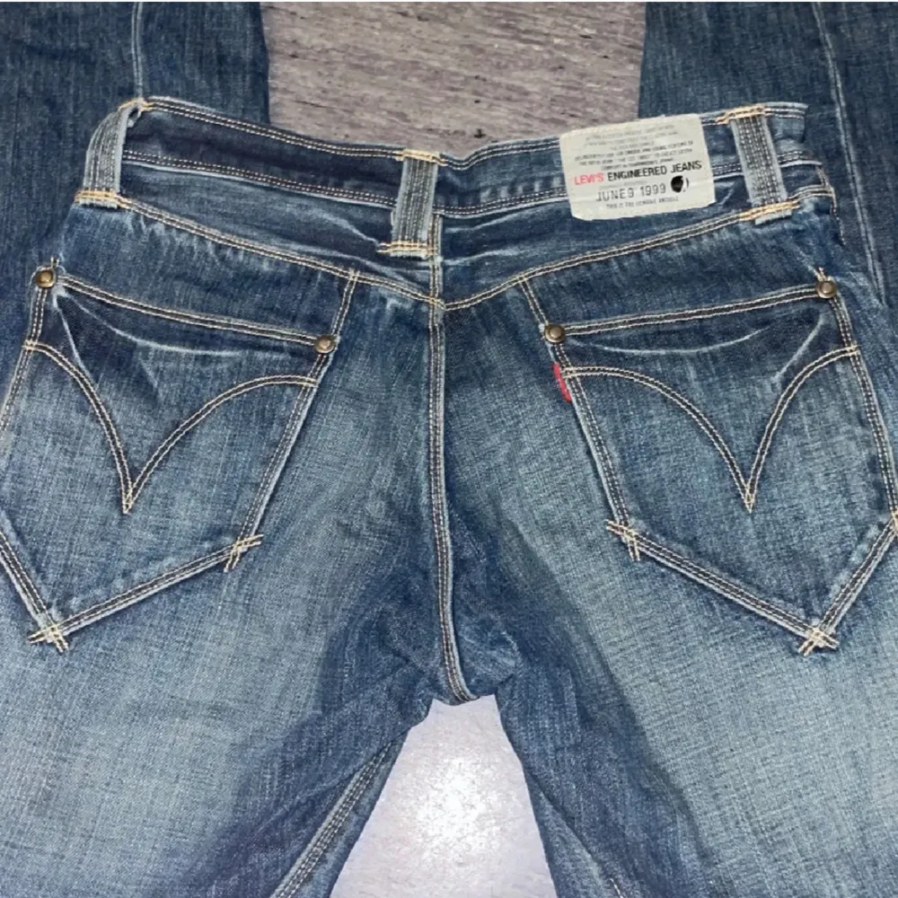 Jag säljer mina jättesnygga vintage jeans då jag inte använder de så mycket längre. Kom privat vid frågor osv!❤️. Jeans & Byxor.