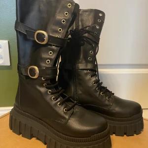 Plattform boots - Helt nya jätte fina plattforms som aldrig har används med silver/guldiga detaljer! Inte min stil vilket är därför dom säljs.