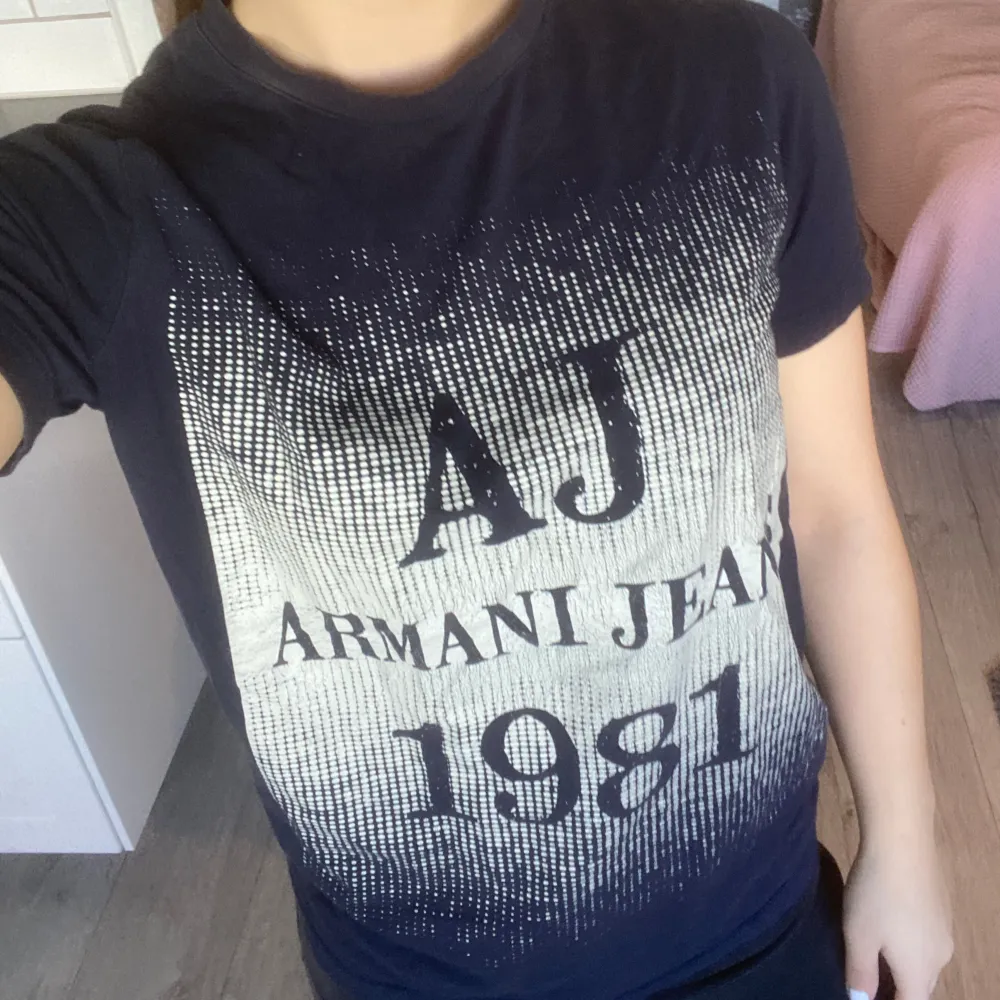 Säljer min Armani T-shirt som inte är använd. Den är i bra skick och nypris är 700kr! . T-shirts.