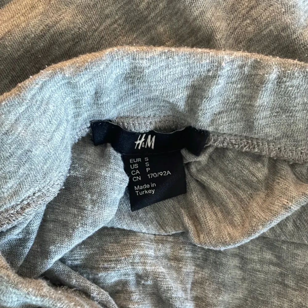 Säljer nu min super gulliga långkjol, perfekt tills i sommar! Köpt är på Plick men är ifrån H&M, perfekt i längd för mig som är lite längre än 160 och jag den lågmidjad⭐️. Kjolar.