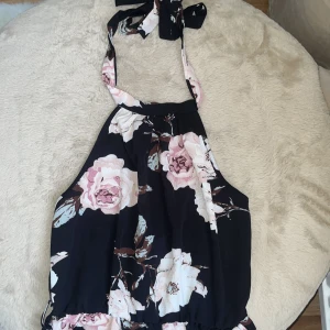 Byxdress blommig  - blommig byxdress🌸