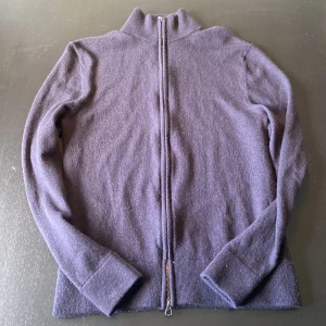 These Glory Days full zip  - These Glory Days full zip i M som inte används då den krympt lite i tvätten och blivit för liten. Använd ca 3 gånger, därmed riktigt bra skick. Nypris 1250kr.
