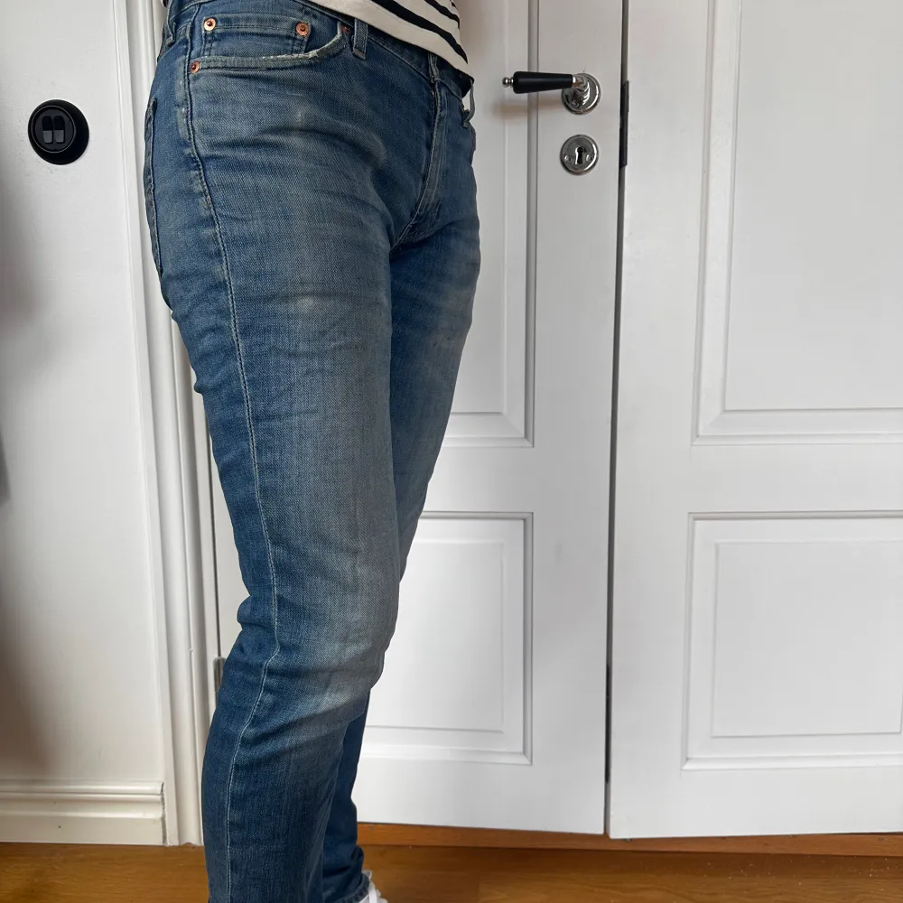 Säljer nu dessa sjukt snygga Levis jeans i modellen 511😍 Storlek 30 32. Använda fåtal gånger och mest hängt i garderoben sen dem köptes! Nypris på dessa ligger på runt 1100! Skriv om fler frågor finns🤗🤗. Jeans & Byxor.