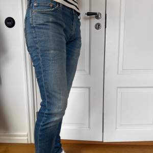 Säljer nu dessa sjukt snygga Levis jeans i modellen 511😍 Storlek 30 32. Använda fåtal gånger och mest hängt i garderoben sen dem köptes! Nypris på dessa ligger på runt 1100! Skriv om fler frågor finns🤗🤗