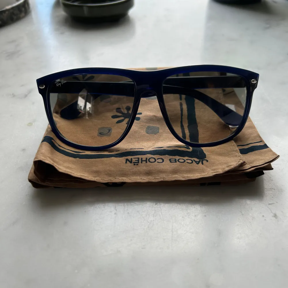 Säljer dessa snygga Rayban ”Boyfriend” solglasögon för 799kr! I mycket bra skick och utan defekter. Skriv om minsta funderingar!🔥😎. Övrigt.