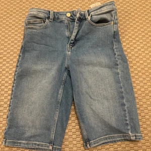 Jeansshorts pieces  - Storlek : XS (stretch)  Använd få gånger  
