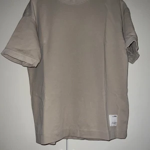 T-Shirt - Helt ny och oanvänd T-Shirt  Nypris 400