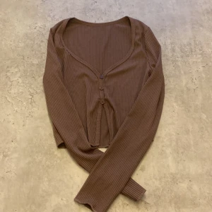 Långärmad ribbad tröja med knappar  - Knappt använd  