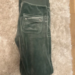 Gröna Juicy Couture byxor säljes! 💘 - Hej!💞Säljer nu mina ljus gröna Juicy byxor då dom inte kommer till användning💓Dom är bara använda några få gånger och i jättebra skick (ser inget fel alls). Dom är uppsydda men det kan man enkelt ta bort om man vill!💘Tvättar innan jag skickar! 💓