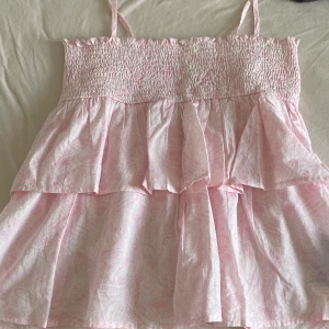 Kjol topp - Kjol/topp från Gina young! Banden kan man ta bort och sätta på så att de blir antingen en kjol eller en topp! Aldrig andvänd! Storlek 170 men passar mig som är s/m 