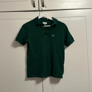Lacoste piké för endast 250 - Grön Lacoste piké för endast 250. Inga skador, 10/10 skick knappt använd. 