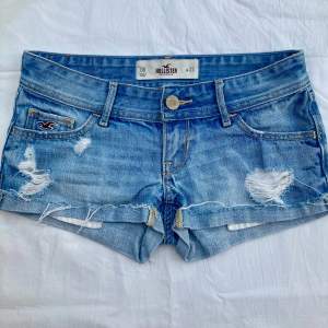 Ett par jättefina lågmidjade jeansshorts från Hollister i storlek W23 (00). Köpta secondhand, men annars aldrig använda eftersom dem var i fel storlek. Nypris ca 500 kr. Bortrest så kommer inte kunna posta innan 11/8 💕