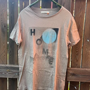 T-shirt  - T-Shirt i storlek XL knappt använd 
