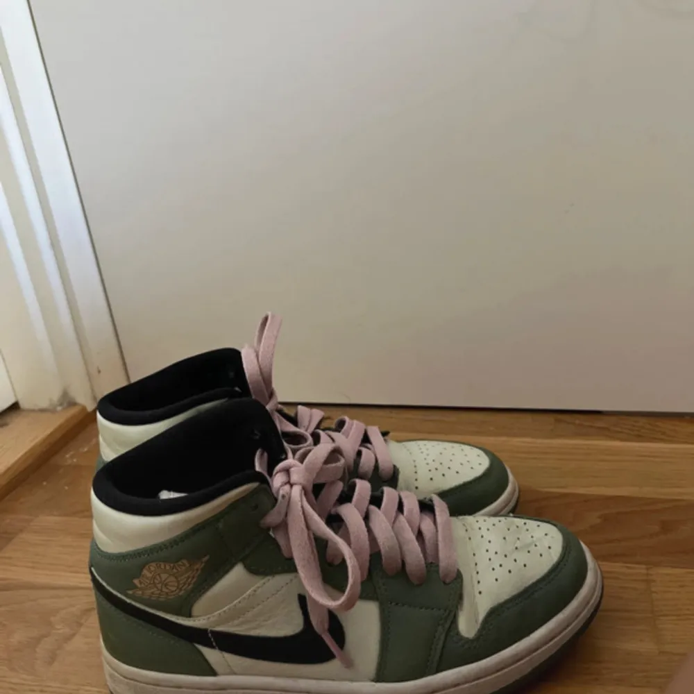 säljer mina jordan 1s i dutch green (äkta). köpta för 3600kr. anända ca 5 ganger, inga defekter men lite creasade.. Skor.