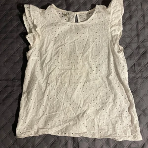 Vit blus  - Säljer denna blusen från C&A som jag fått många komplimanger av🩷 säljer pågrund av att jag inte har användning av den längre! 🩷köpte för 220kr och säljer för 140kr🩷