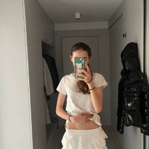 Fon vit kjol från zara - En fin vit sommarskola från sar med volanger  Ett skönt material och i storlek 164 Pris kan diskuteras 