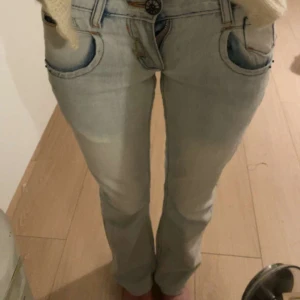 Lågmidjade jeans  - Så så snygga lågmidjade jeans, defekt finns men går frf att knäppa. Pris går att diskutera pga defekt🫶🌸 Står storlek 25 i dem