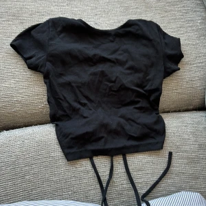 Topp - Tajt topp med uppen rygg 