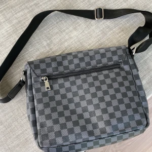 Väska - Säljer denna väska med bra och stort utrymme! Jag erbjuder 449kr för den👍🏻