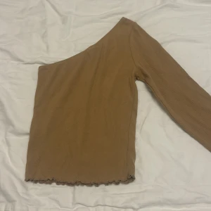 Bikbok one shoulder - Köpt för längesen men knappt använd. Mest hängt i garderoben💘💘 en defekt är prickarna på armen som inte vill försvinna (se bild 3) 