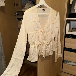 Glansig blus - Så söt glansig blus med knytning framtill. Säljer då jag har liknande❤️