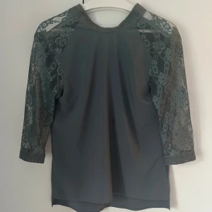 Grön spetsblus - Säljer då den inte kommer till användning. Gott skick men en liten fläck som inte syns (bild 3).