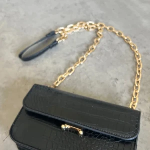 Svart skin väska - Säljer denna fina väska. Aldrig använt så den är som ny💗