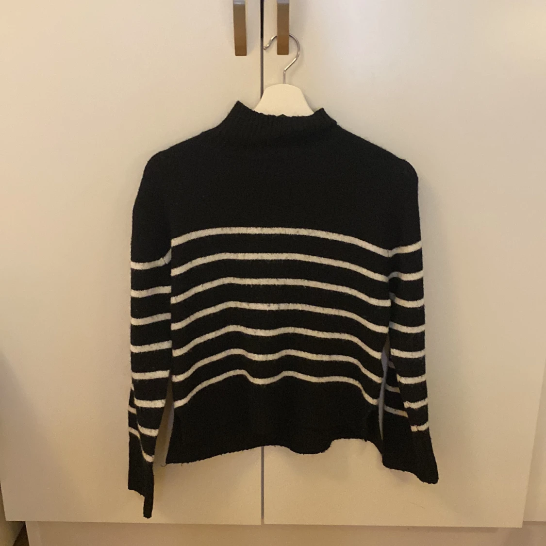 Stickad randig svart/vit långärmad tröja!  