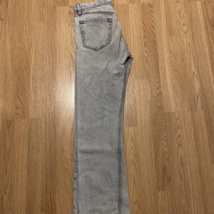 HOPE RELAXED BOOTCUT JEANS -   Använda ett fåtal gånger Storlek 30 (Jag har 30/32 och dom passar mig perfekt, kanske ANINGEN mindre baggy än modell bilden)  En jätte liten fläck på ena bakficka, väldigt svårt att få bild på då det knappt syns. PM för mer bilder/när jag bär dem.