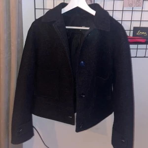 Svart jacka från 157 - säljer min svarta kappa från Lager 157 ❣️relativt ny och i fint skick. kom gärna med prisförslag