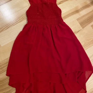 Klänning strl 128 - Fint begagnat skick.  Kolla gärna in mina andra annonser för samfrakt.  Jag är väldigt mån om mina köpare.  Skulle du vara missnöjd med ditt köp så ta gärna kontakt med mig innan dåligt omdöme, så har jag en chans att rätta till det.