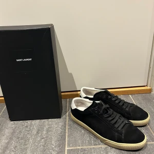 Saint Laurent Skor - Ett par otroligt fräscha Saint Laurent med ALL OG!🇫🇷 Perfekt skick (9/10) storlek 42 passar även större. Box, dustbag, kort, extra snören osv följer med. Självklart ÄKTA. Nypris närmare 8.000. Hör gärna av er vid minsta fundering. Allt gott. 🚀🚀🚀 Mvh