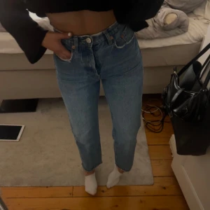 Zara jeans  - Supersnygga jeans från zara i en lite kortare modell, knappt använda❤️