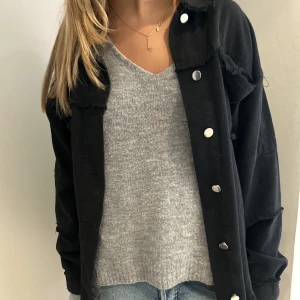 Svart Jacka - Jävligt cool höst jacka jättebra för hösten o våren! ❤️‍🔥❤️‍🔥Oklart vilket märke.