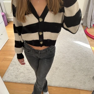 Stickad zara kofta - Säljer min mysiga stickade kofta fråg zara med knappar💕 Säljs på grund av att den inte kommer till användning🫶🏻