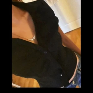 Svart skjorta - Fin svart skjorta i strl S  Lite tunnare bra för sommar vädret   