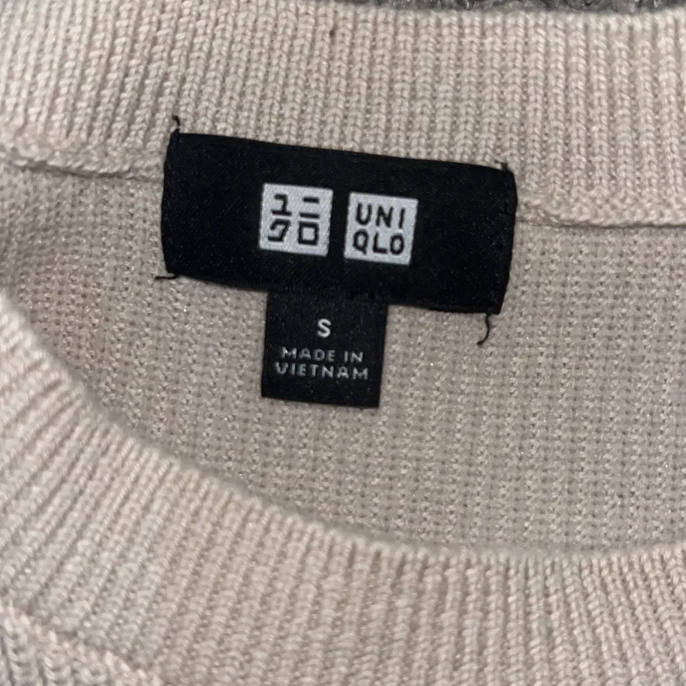 Beige Väst från Uniqlo i stolek s. Aldrig använd. Stickat.