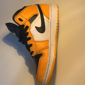 Jordan 1 mid  - Jag säljer dessa skor eftersom dom är försmå för mig och jag skulle säga att dem är 8/10 i skick och använda sparsamt jag köpte dem för 3000kr på pardon my kicks box medföljer men kvitot har jag tappat bort,om du är intresserad så kan du kontakta mig