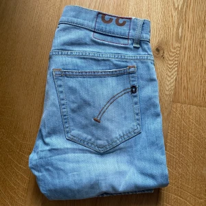 Dondup jeans - Otroligt snygga dondup jeans med skön passaform😍Modellen är 184cm🤝 nypris 3000:-💸 Priset ej hugget i sten🙈 Hör av dig vid minsta fråga eller fundering//legitsthlmresell