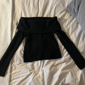 off shoulder tröja - fin stickad off shoulder tröja från hm💕 tröjan är i strl M men passar även strl S