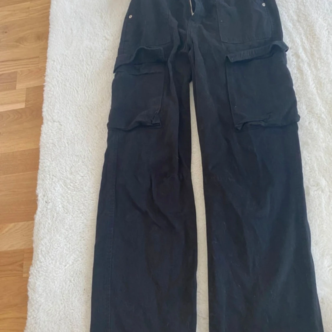 Svarta cargobyxor från Bershka