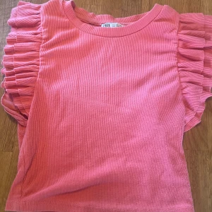 Zara topp volang💖💘💕 - Jag säljer denna vackra rosa Zara topp!💕💖💘Den är o strl S men skulle säga att den är ganska liten i storleken och är som xs.🌸💖Säljer denna även i blått🩵