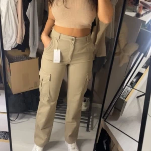 Cargo pants stradivarius  - Superfina cargopants från Stradivarius. Så skönt o stretchigt material. Storlek 42 men skulle säga att de passar M. Även S om man vill ha low-waisted. Aldrig använt, prislapp kvar