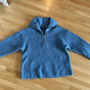 Stickad tröja  - En stickad tröja som inte kommer till användning längre, och använd fåtal gånger 🫶🏽