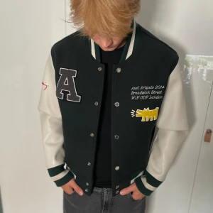 Axel arigato jacka - Strl M, väldigt bra skick, vintage då den inte säljs längre i någon affär. Extremt skön passform, funkar också riktigt snyggt på tjejer då den är lite oversized.