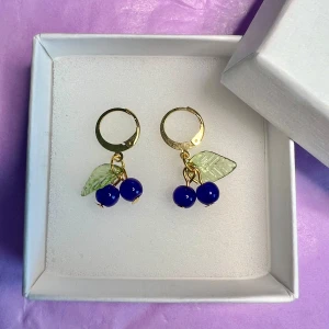 Supersöta blåbärsörhängen i guld - Supersöta blåbärsörhängen i guld, rostfritt stål. Gjorda av mig🫐